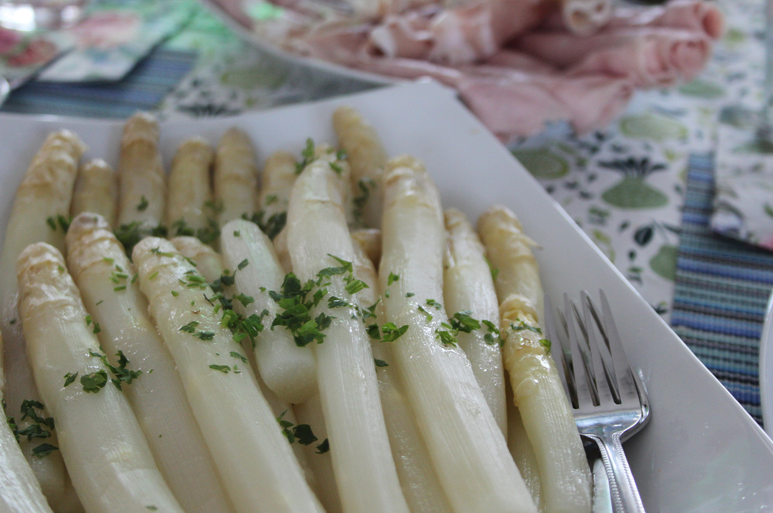 Klassieke asperges met rauwe ham, ei en boter