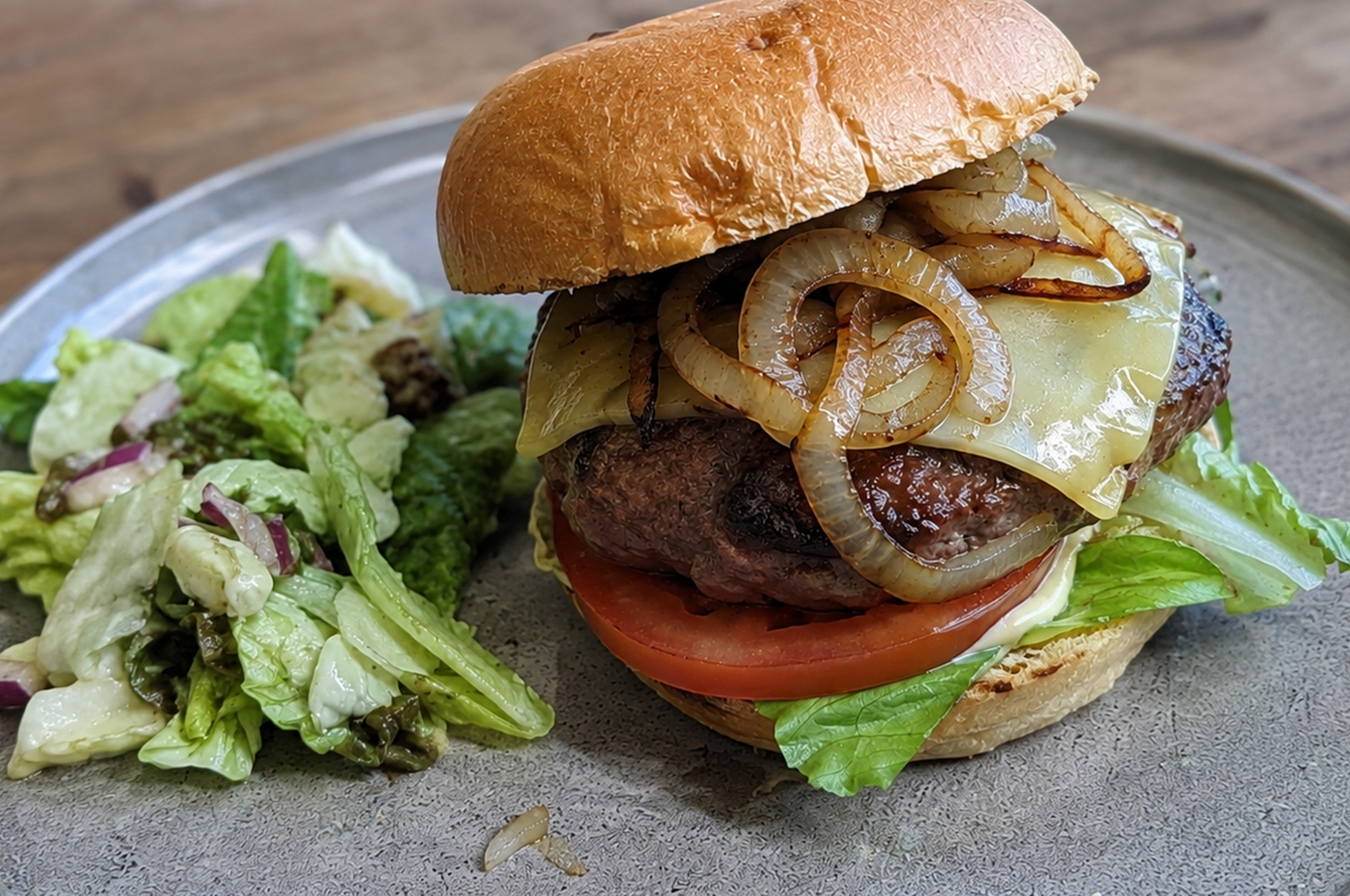 Van Stijns Hamburger met oude kaas & gebakken ui